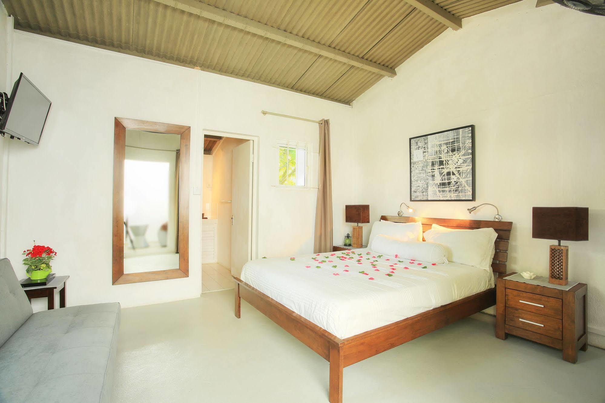 Esprit Libre Restaurant & Guest House Grand Baie Exterior photo